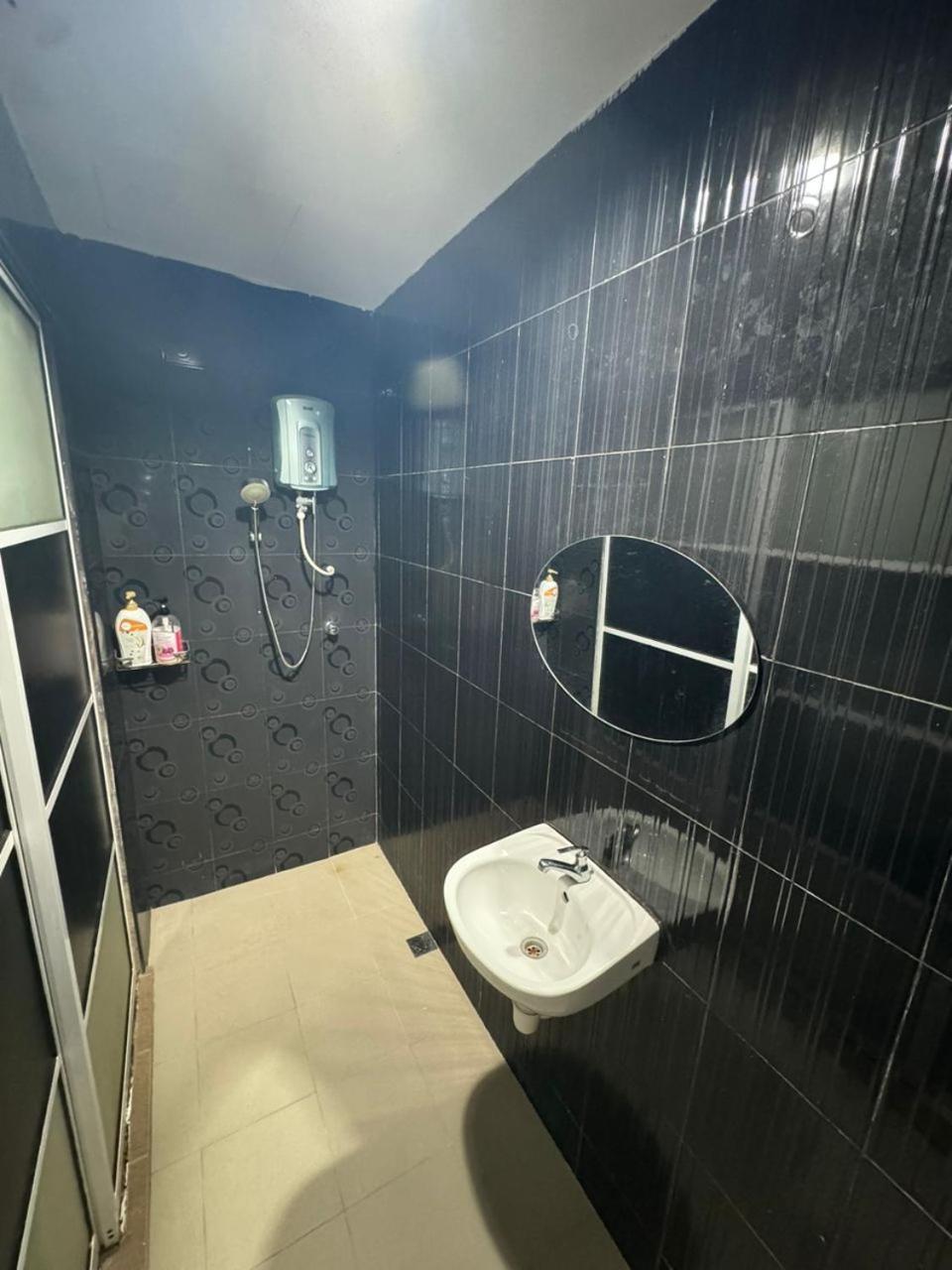 Momo Guest House Kuala Terengganu Buitenkant foto